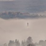 Großschönaus Kirchturm im Nebel