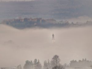 Großschönaus Kirchturm im Nebel